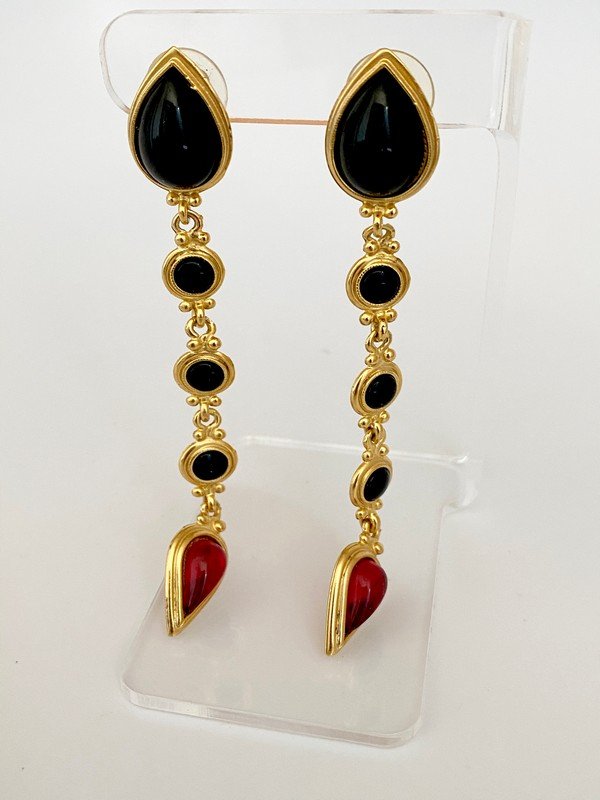 VINTAGE KARL LAGERFELD PARIS ONYX & RUBY RESIN EARRINGS (1 of 2)