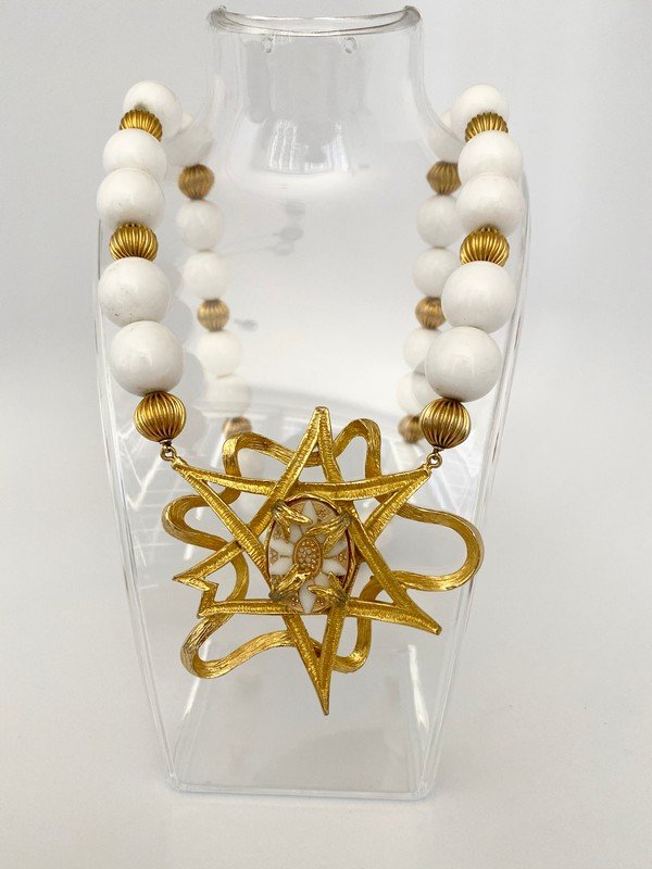 VINTAGE 80'S OVERSIZED RUNWAY BRUTALIST STYLED NECKLACE: An amazing white resin necklace that measures 24" clasped with a massive goldtone centerpiece medallion that measures 3 1/2"
