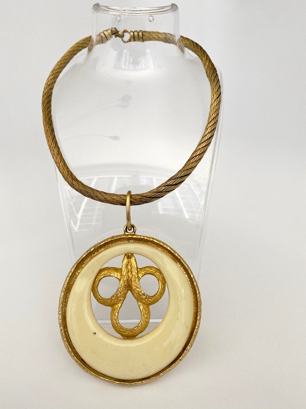 A TWISTED WIRE GOLDPLATED FRENCH RESIN RUNWAY NECKLACE (1 of 2)