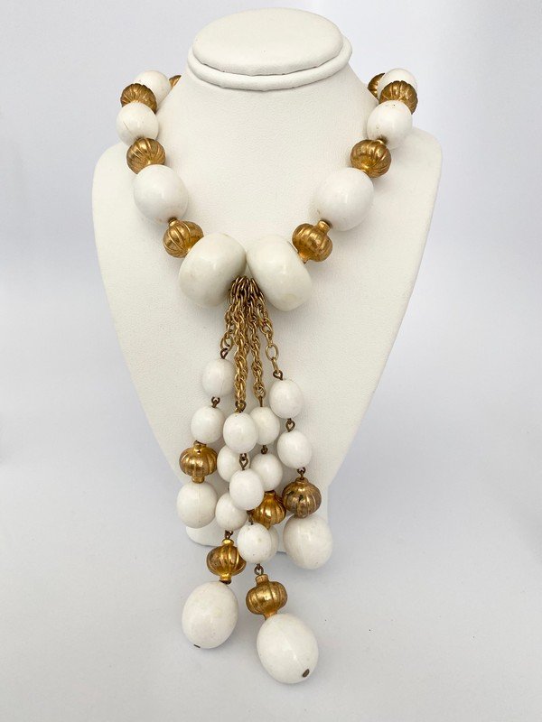 VINTAGE BOMBE STYLE RESIN BEAD TASSEL NECKLACE (1 of 2)