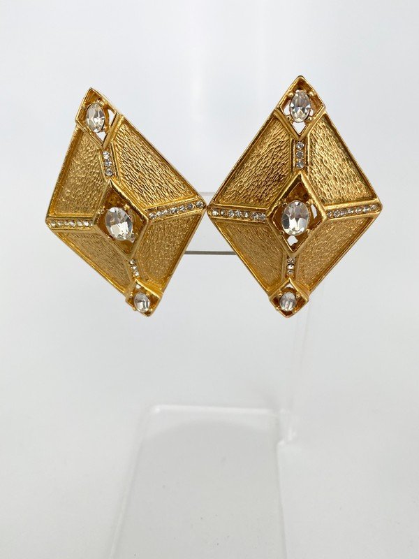 A MASSIVE PAIR OF HAUTE COUTURE RUNWAY CLIP EARRINGS (1 of 3)