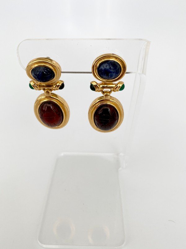 VINTAGE 80'S LAPIS & CARNELIAN CARVED SCARAB EARRINGS: A great pair of pierced unsigned earrings in shiny goldtone metal with carved semi precious stones as scarabs with emerald gripoix cabochons on the sides.