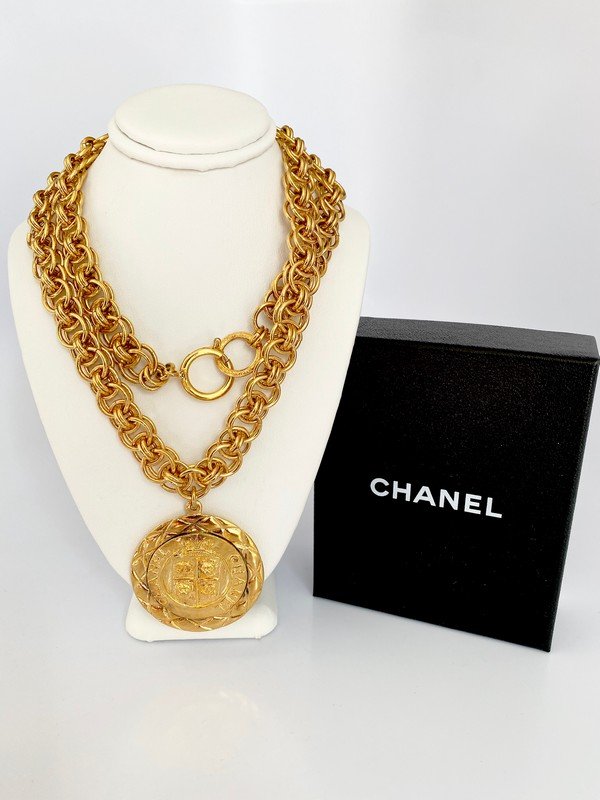 VINTAGE CHANEL FRANCE RUNWAY GRAND MEDALLION NECKLACE (1 of 4)