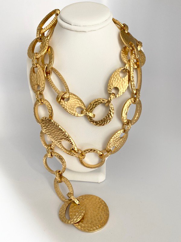 VINTAGE ST JOHN RUNWAY HAMMERED UNIQUE LINK NECKLACE: An oversized signed St John unique hammered link necklace or fashion belt that is 40"