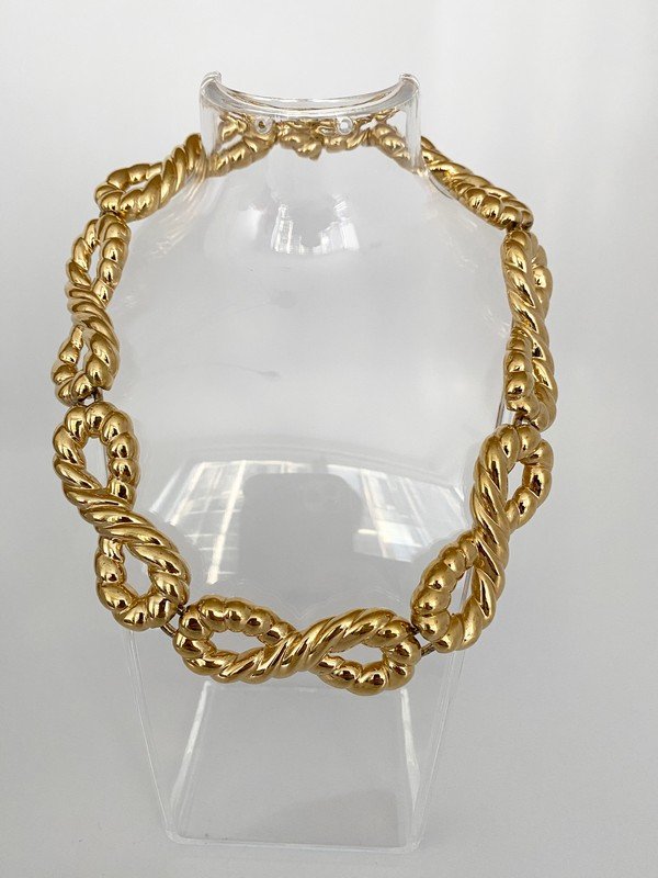 VINTAGE SIGNED GUY LAROCHE PARIS MARINERS ROPE NECKLACE: A rare never worn signed 80s Guy Laroche necklace featuring figure eight mariners rope. The piece measures 18"