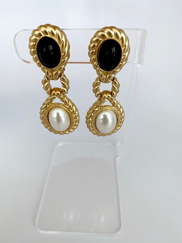 VINTAGE VALENTINO HAUTE COUTURE PEARL ONYX EARRINGS (1 of 2)
