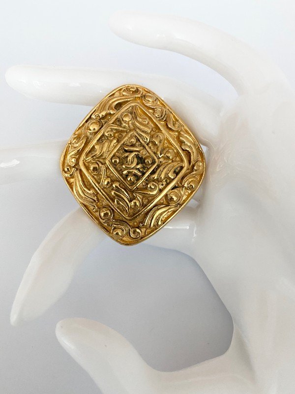 VINTAGE CHANEL MADE IN FRANCE RUNWAY COAT OF ARMS PIN (1 of 2)