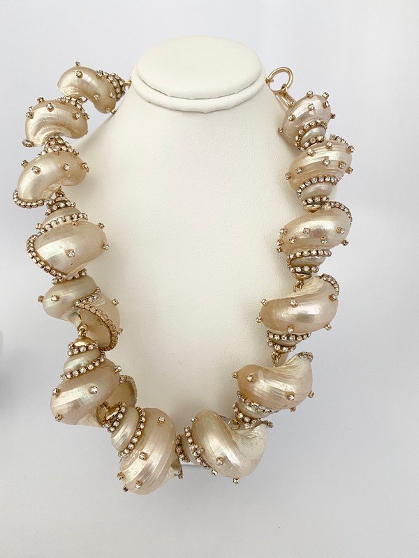 VALENTINO HAUTE COUTURE RUNWAY JEWELED SHELL NECKLACE (1 of 3)
