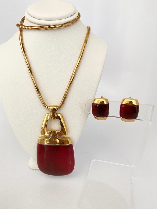 VINTAGE SIGNED TRIFARI MODERNISTIC PENDANT & EARRINGS: A signed Trifari pendant necklace with matching clip earrings. The earrings are 1" and the necklace is 3 1/2" long with a 23" chain