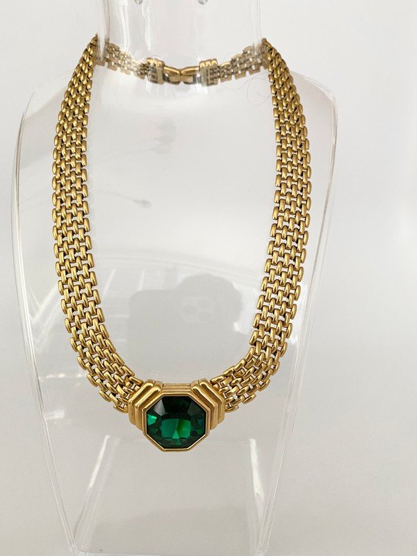 VINTAGE SIGNED 80'S SAL FAUX EMERALD CRYSTAL NECKLACE: A signed 18" flat chain necklace by SAL with large emerald stone