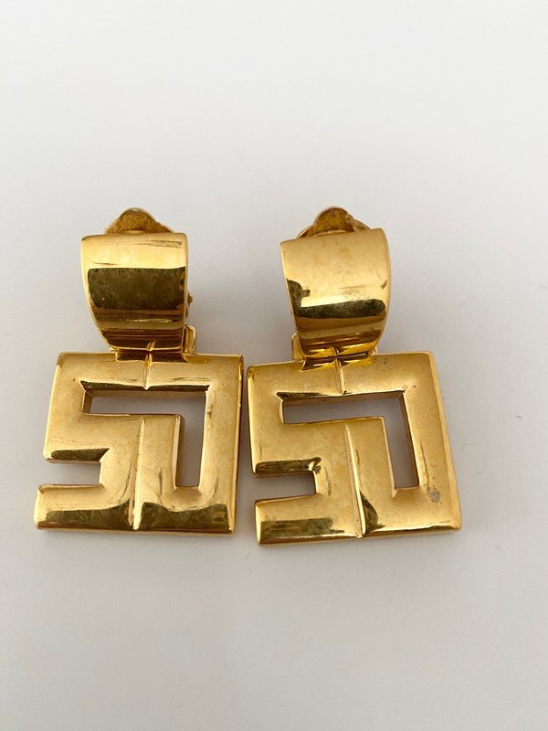 VINTAGE SIGNED ST JOHN RUNWAY OVERSIZED LOGO EARRINGS (1 of 2)