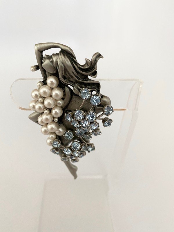 AN EXOTIC BUBBLE BATH JEWELED JJ RUNWAY BROOCH (1 of 2)