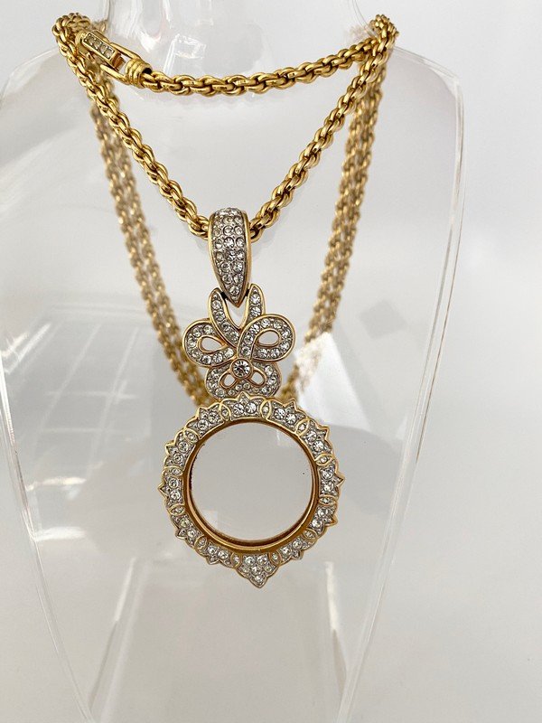 VINTAGE SWARVOSKI 80'S JEWELED RUNWAY MAGNIFER NECKLACE: Vintage signed swarvoski 36" clasped necklace with a 3" drop magnifying glass pendant
