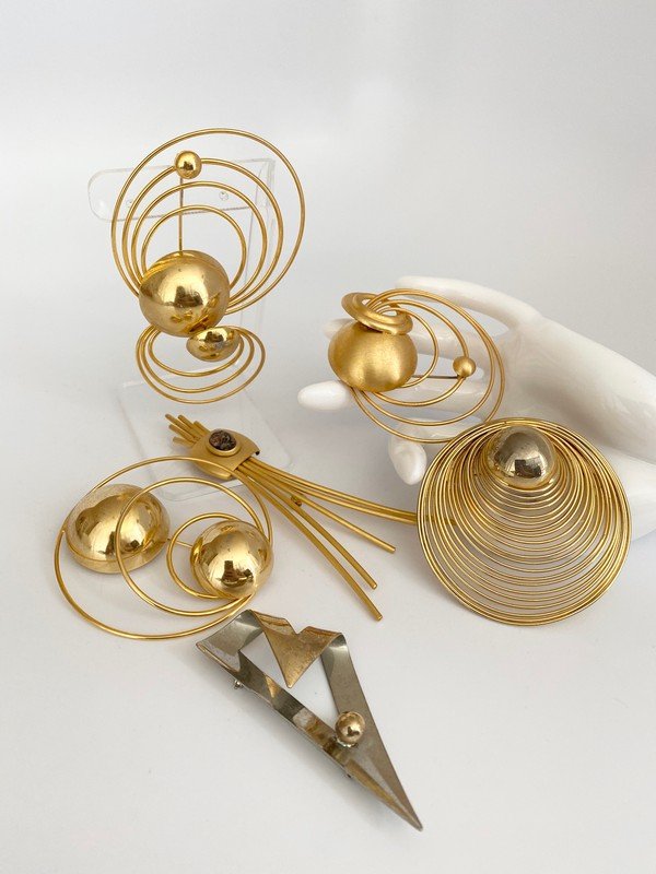 6 UGO CORREANI FOR VERSACE OVERSIZED VINTAGE BROOCH LOT (1 of 2)