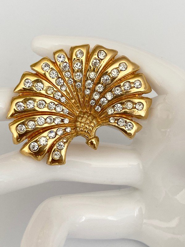 VINTAGE SIGNED FERRAGAMO ITALY BLINDING BURST BROOCH: A vintage signed Ferragamo italy 2" brooch with a burst of crystals.