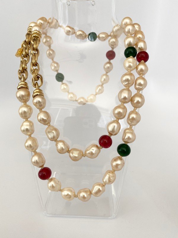 VINTAGE KARL LAGERFELD GRIPOIX RUBY EMERALD PEARL CHAIN: A 40" sautoir by Karl Lagerfeld, hand knotted on silk with poured glass beads in ruby and emerald with faux glass pearls