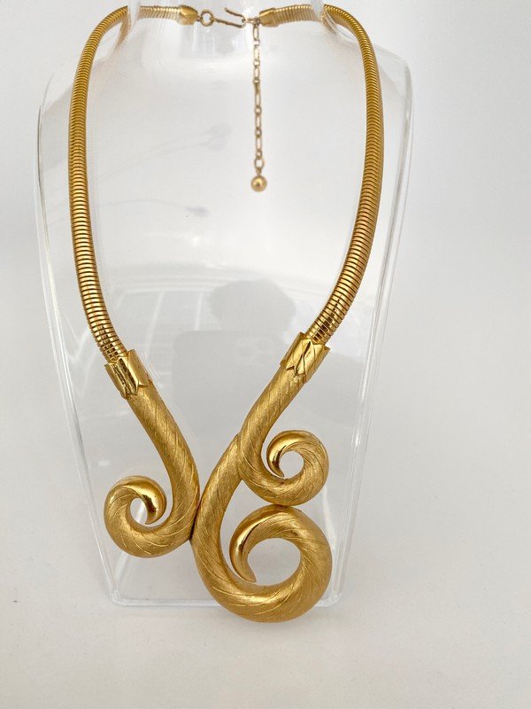 VINTAGE 70'S TRFIARI RARE ETRUSCAN SCROLL NECKLACE: A chic 70's necklace signed Crown Trifari. The piece measures 18: with a 4" brushed etruscan centerpiece