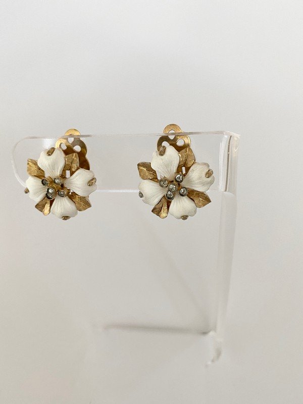 FLAWLESS VINTAGE JOMAZ GLASS DOGWOOD EARRINGS: A 1 1/4" pair of ear clips made by Jomaz. Each has glass flower petals prong set to resemble flower from a dogwood tree