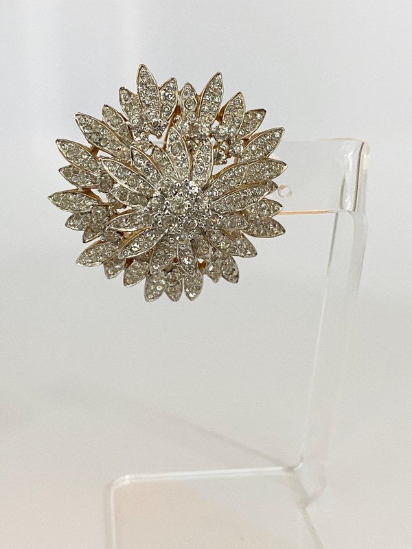 VINTAGE JOMAZ LOOK OF FINE JEWELRY BLINDING BURST PIN: A multi layered 50's brooch, collected and never worn - signed Jomaz. This special piece measure 2". Please check our next lot for the matching ear clips.