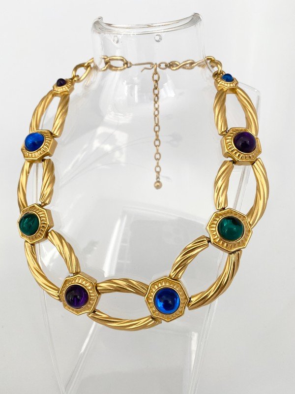 VINTAGE TRIFARI EMERALD SAPPHIRE AMETHYST NECKLACE: A vintage signed Trifari oversized amethyst sapphire and emerald polished cabochon bullet stone 19" adjustable necklace