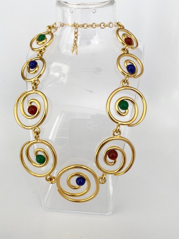 OVERSIZED 80'S SEMI PRECIOUS STONE HEAVY RUNWAY CHOKER: An oversized 19" adjustable necklace made of geometric circles with semi precious polished stone cabochons