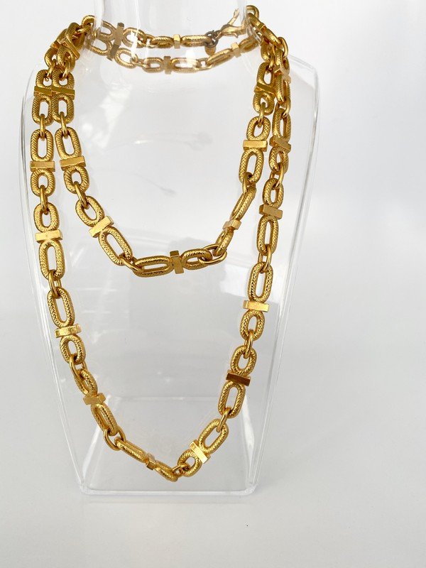 VINTAGE LOUIS FERAUD BIJOUX PARIS FIGURE EIGHT SAUTOIR: A rare clasped chain necklace by Louis Feraud. The piece is heavy and measures 32"