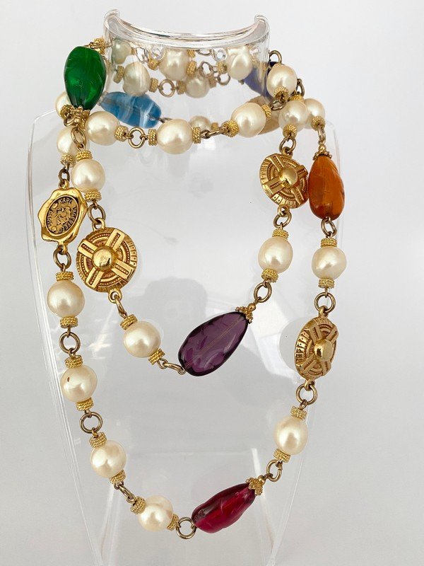 KARL LAGERFELD PARIS VINTAGE RARE POURED RESIN NECKLACE: A 40" signed Karl Lagerfeld Paris oversized medallion poured resin mogul sautoir