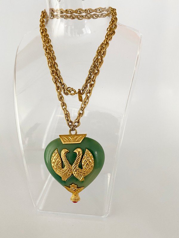 VINTAGE KENNETH LANE FAUX JADE MOGUL RUNWAY NECKLACE (1 of 2)