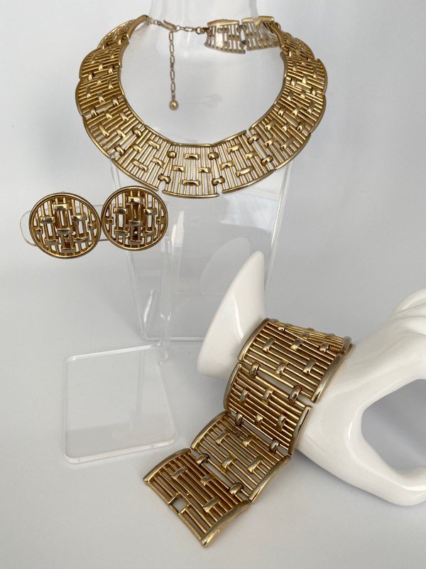 VINTAGE TRIFARI WEAVED NECKLACE BRACELET & EARRINGS: A vintage signed Trifari very vintage matching 7 1/4" bracelet with 18" choker and 1" round earrings