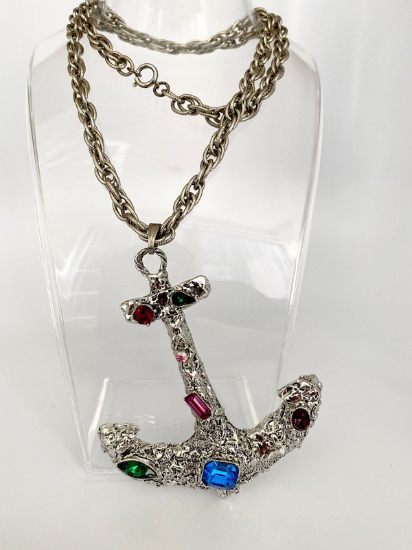VINTAGE 80'S OVERSIZED JEWELED ANCHOR RUNWAY NECKLACE: A 24" clasped necklace with a 4 1/2" oversized silvertone jeweled anchor pendant
