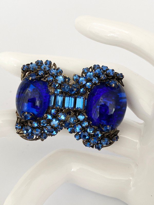 VINTAGE MIRIAM HASKELL HARD TO FIND FAUX SAPPHIRE PIN (1 of 2)