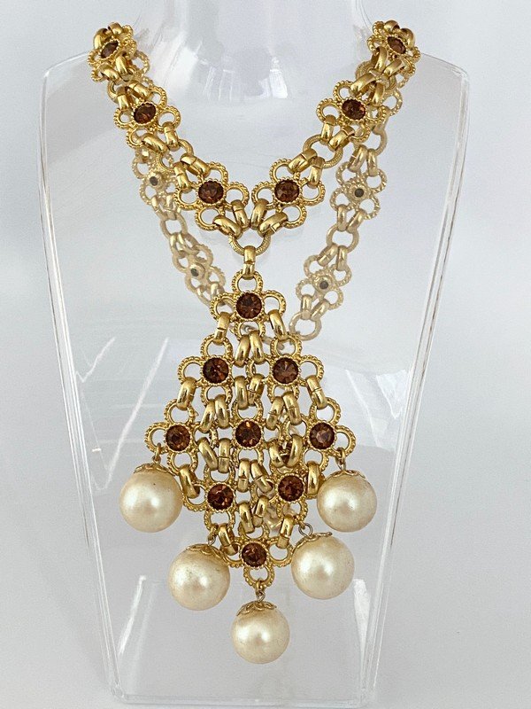VINTAGE SIGNED LE BIJOUX ITALY COUTURE MOGUL NECKLACE: A rare signed Le Bijoux Italy oversized goldtone necklace with stations of topaz crystals and 5 large faux pearl tassel. The piece measures 21" long not including the 4" drop