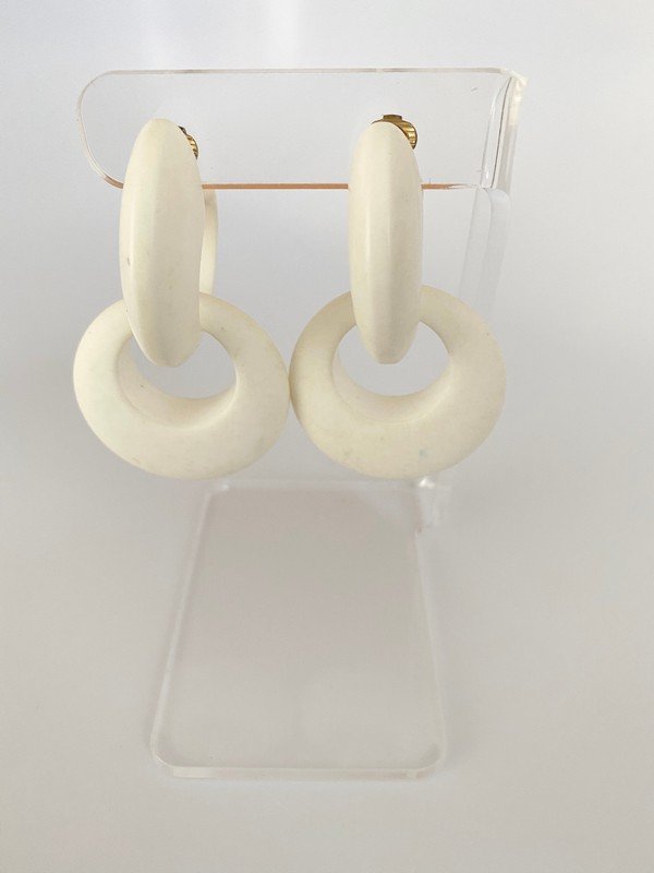 VINTAGE MORPHIC SHAPED 80S NEIMAN MARCUS RESIN EARRINGS: A pair of unsigned earrings form Neiman Marcus from the 80's. each ear clip measures 2 3/4" with tight clips.
