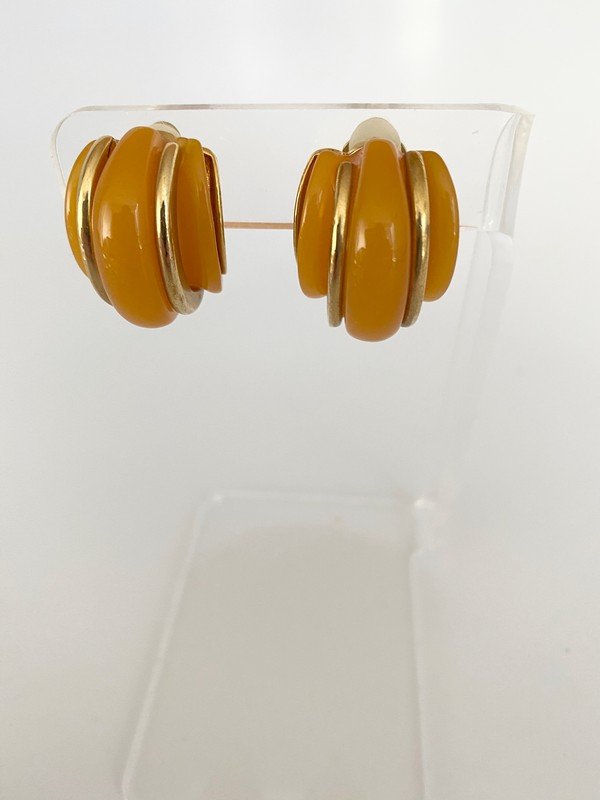 VINTAGE KENNETH LANE KJL BUTTERSCOTCH HOOP EARRINGS: A vintage pair of signed kenneth lane half hoop earrings in butterscotch resin and goldtone. Each measures 1"