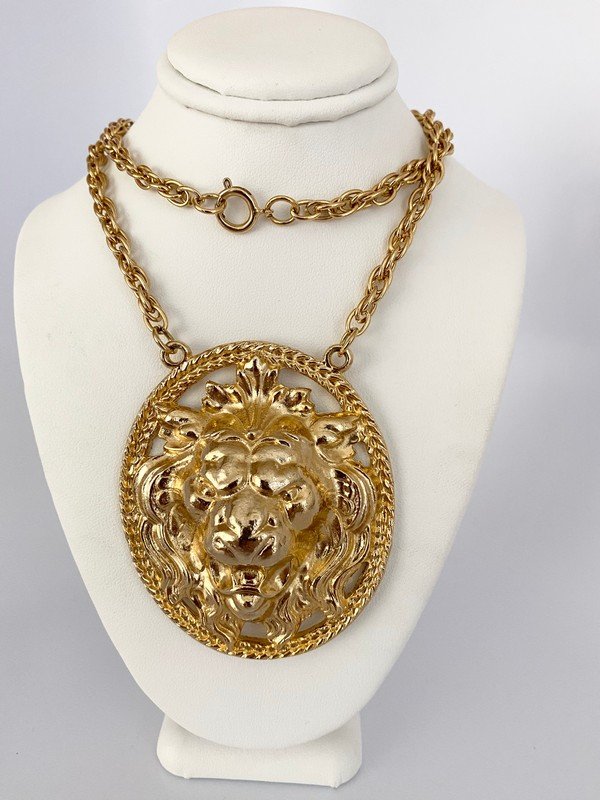 VINTAGE HAUTE COUTURE RUNWAY 80'S LION MOGUL NECKLACE: An exceptional 3" lion pendant that is heavy with a 28" clasped chain attached