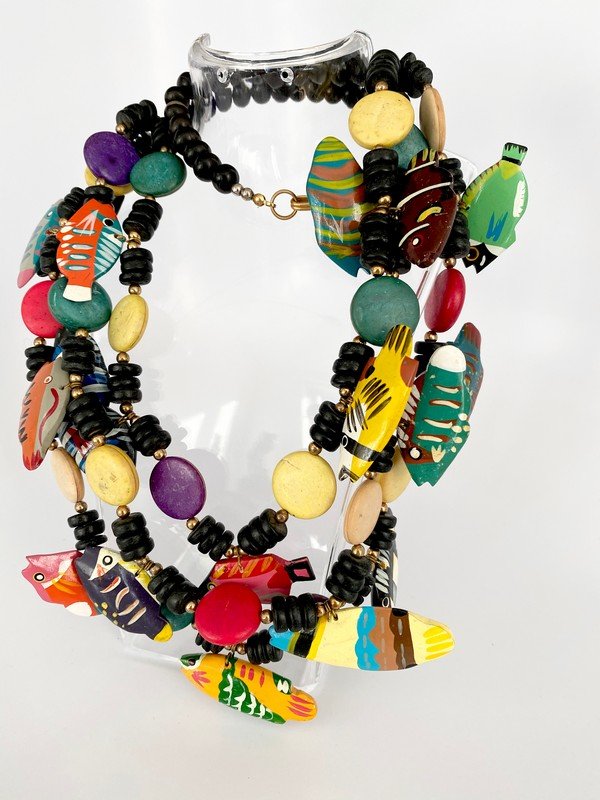VINTAGE 80'S ART TO WEAR CARVED WOOD SEA LIFE NECKLACE: A 28" 3 strand painted wood necklace of detailed sealife fish