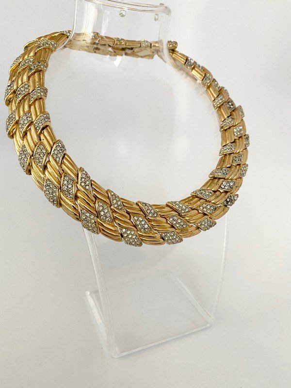 BLINDING VINTAGE CINER RUNWAY OVERSIZED DIAMANTE CHOKER: A vintage Ciner oversized 24" fitted choker that is over 1" thick. Covered in stations of crystals