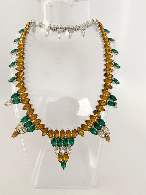 MUSEUM QUALITY JOMAZ LOOK OF FINE MOGUL 1950'S NECKLACE: An unsigned Jomaz look of fine tension set stones in clear emerald and citrine crystals. The piece is articulated and rhodium plated and measures 16 1/2"