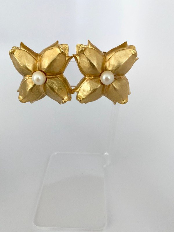 VINTAGE VALENTINO HAUTE COUTURE 80'S MOGUL EARRINGS: An oversized pair of 2" ear clips by Valentinos American made line in the 80s with faux pearls, check our next lot for the matching necklace