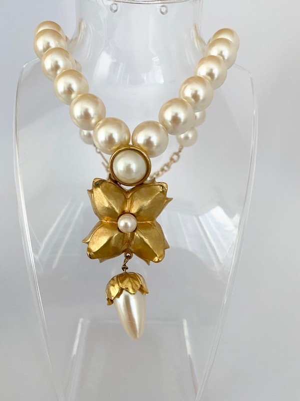 VINTAGE VALENTINO HAUTE COUTURE 80'S MOGUL NECKLACE: A vintage american made 80's signed Valentino (V) faux pearl necklace with heavy goldtone flower, measures an adjustable 21"