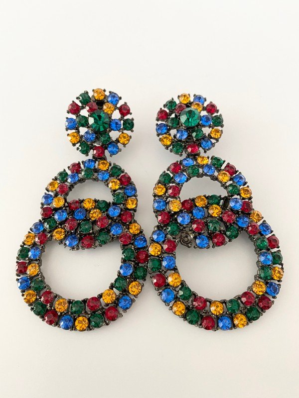 SIGNED VINTAGE THELMA DEUTSCH TRINITY RING BIG EARRINGS: A long pair of jappaned back ear clips signed Thelma Deutsch. Eahc measures 3 1/2" long (please note it is a strong reflection, there are no missing stones )