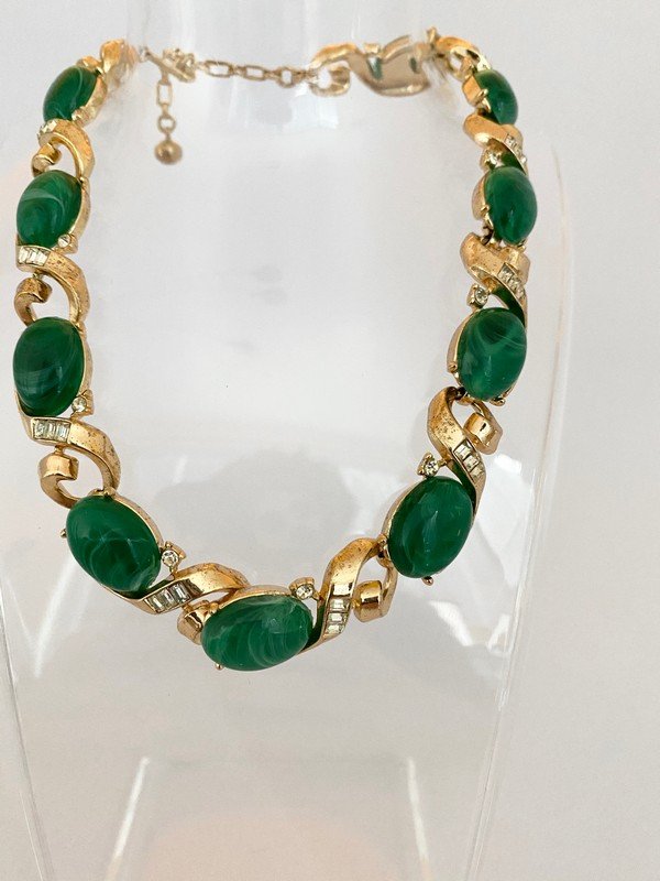 VINTAGE TRIFARI JEWELED MOGUL FLAWLED EMERALD NECKLACE: A 16" signed Trifari flawed emerald jeweled crystal necklace with large polished cabochons