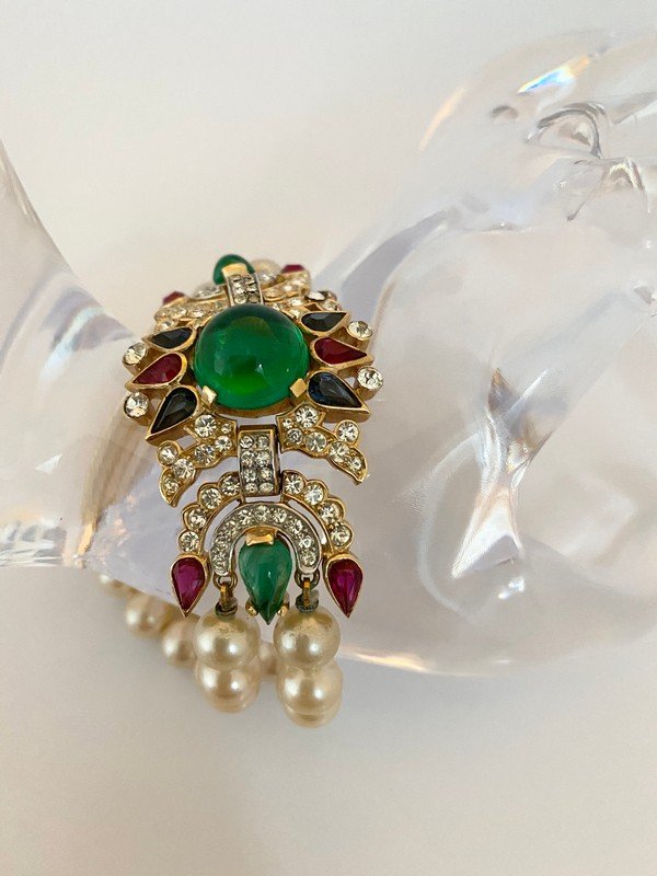 VINTAGE TRIFARI JEWELS OF INDIA MOGUL PEARL BRACELET: An exceptional vintage trifari signed bracelet from the jewels of india mogul collection. Made up of 2 strands of faux pearls hand knotted on silk with jeweled clasp. Measures 7 1/2"