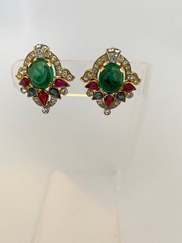 VINTAGE TRIFARI JEWELS OF INDIA MOGUL RARE EARRINGS: A pair of signed Trifari earrings from the jewels of india collection. Each measures 1 1/4"
