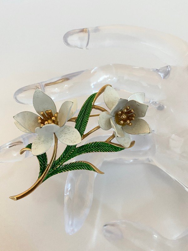 VINTAGE TRIFARI LARGE DOGWOOD TREE FLOWER BROOCH: A 3" signed trifari dogwood tree brooch with white enameled flowers