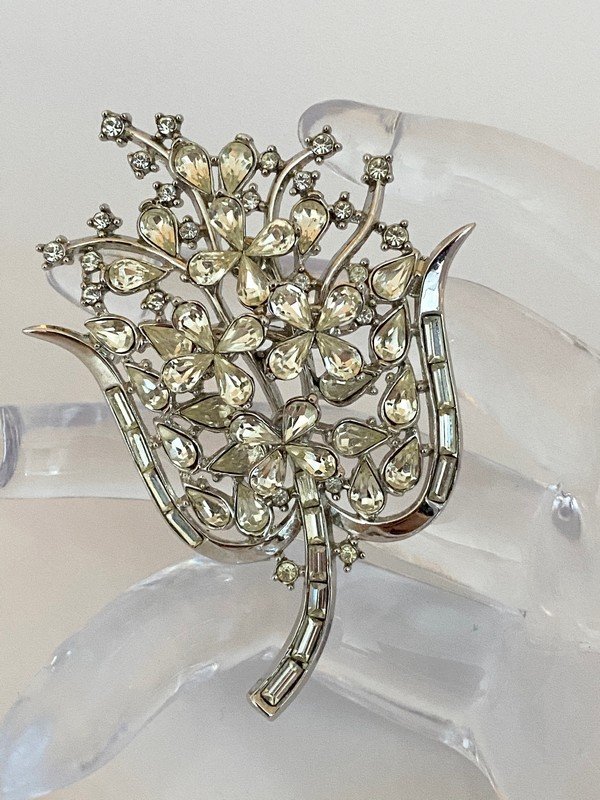 VINTAGE TRIFARI OVERSIZED INVISIBLE SET FLOWER BROOCH: A large 3" invisible set flower brooch signed Trifari