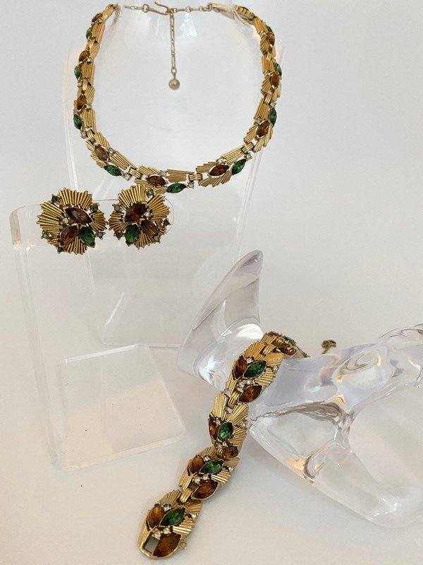VINTAGE TRIFARI NECKLACE BRACELET & EARRINGS FULL SUITE: A rare signed Trifari complete set made up of an adjustable 17" choker, 7" bracelet and 1 1/2" ear clips. All signed crown trifari