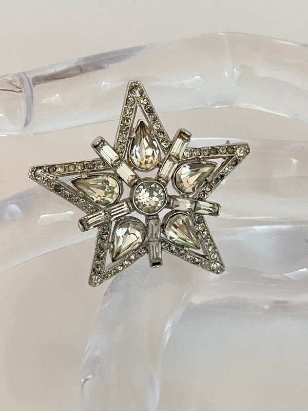 VINTAGE TRIFARI LOOK OF FINE JEWELRY SHOOTING STAR PIN: A vintage signed Trifari look of fine jewelry brooch that measures almost 1 3/4"