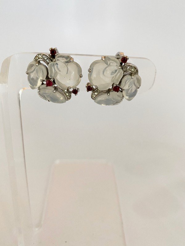 VINTAGE TRIFARI CARVED FRUIT SALAD MOONSTONE EARRINGS: A rare pair of 1" ear clips with carved fruit salad stones by trifari, please check the next lot for the matching pendant