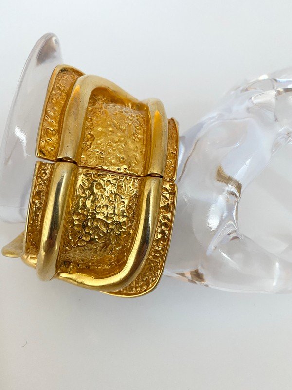 VINTAGE KENNETH LANE OVERSIZED 60'S RUNWAY BRACELET: A rare signed Kenneth Lane oversized bangle bracelet with attached links. The piece measures 2 1/2" oval and stands over 2" tall